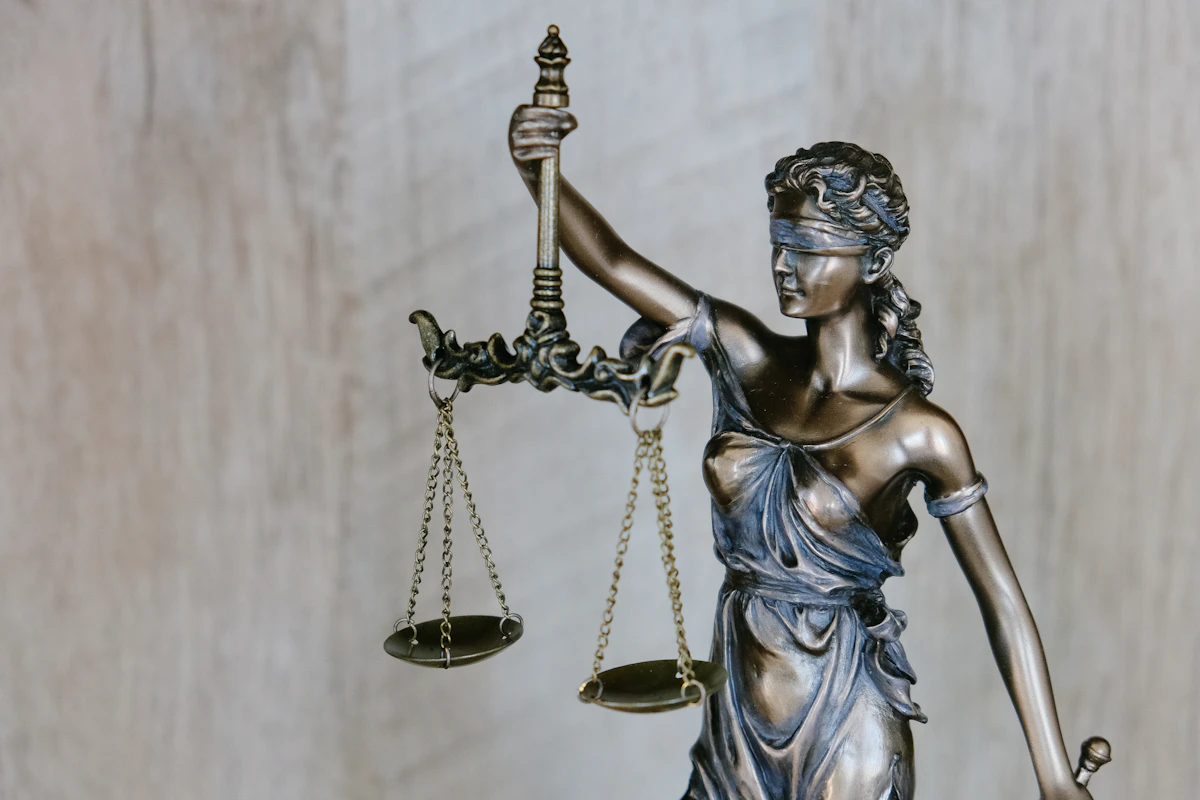 Estátua da Justiça e livros jurídicos em um escritório
