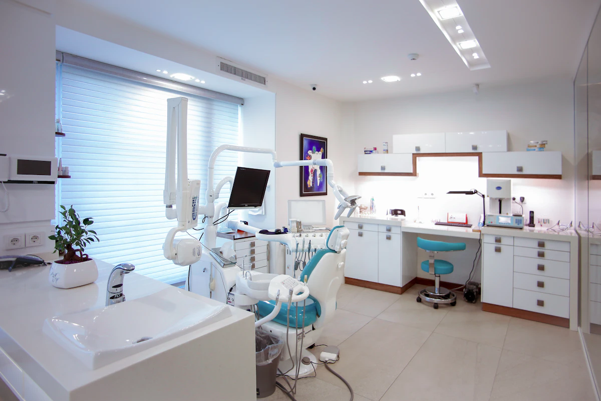 Consultório odontológico com equipamentos modernos