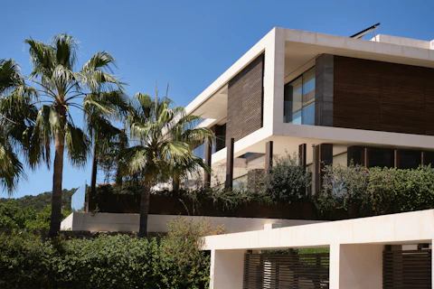 Casa contemporânea de alto padrão cercada por palmeiras