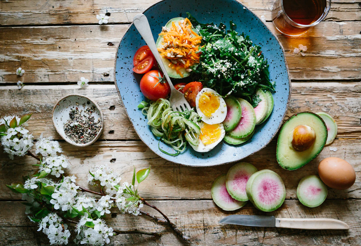 Alimentos frescos e coloridos sobre uma mesa