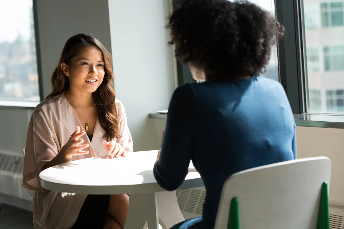 Profissional em um ambiente de trabalho acolhedor