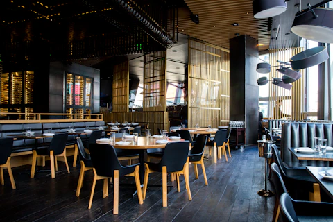 Restaurante com luzes quentes e ambiente aconchegante