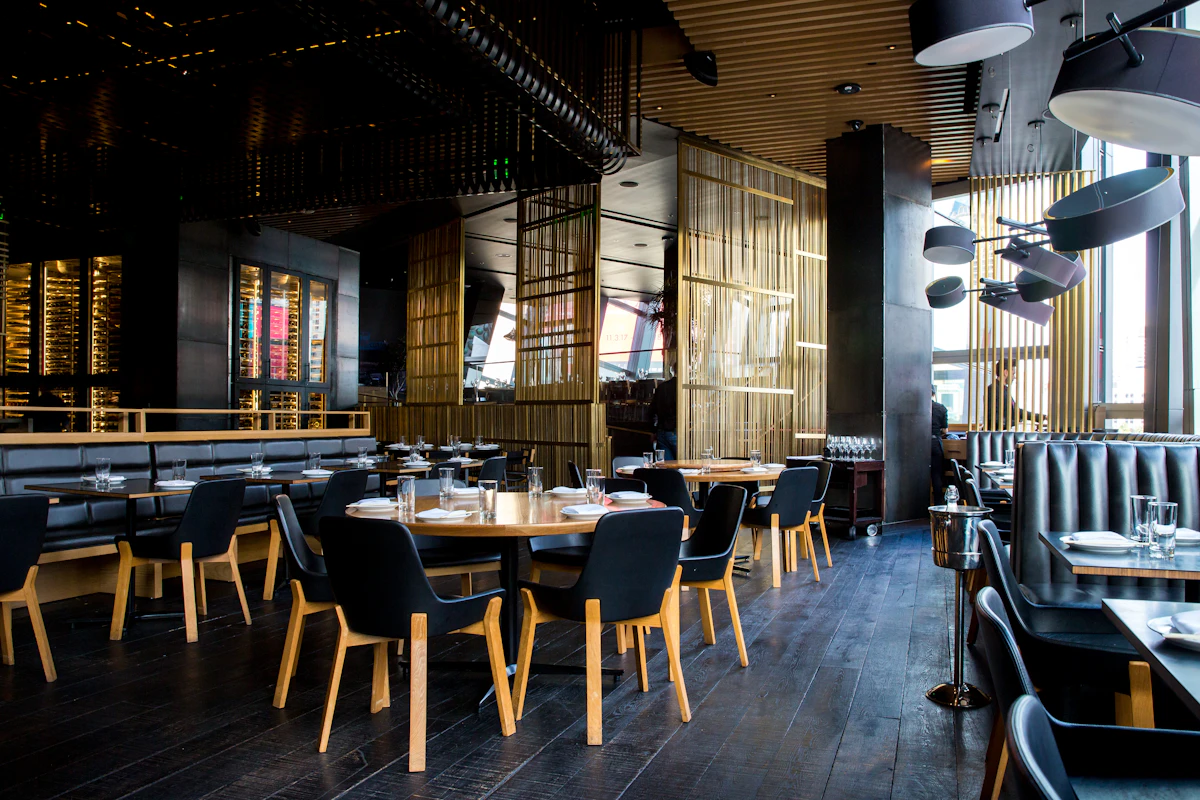 Restaurante com luzes quentes e ambiente aconchegante