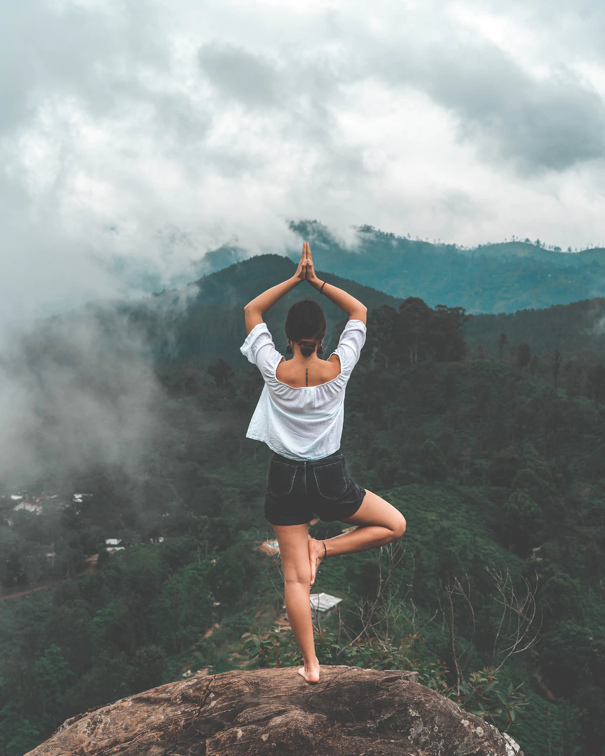 Pessoa praticando yoga em um ambiente tranquilo